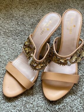 kate spade tan leather heeled sandals with gold floral embellishment